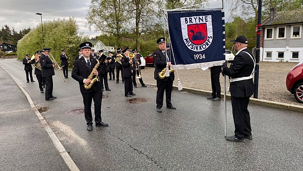 Grytidlig morgon og me gjer oss klar for å vekke dei som bur i Vardheia Grytidlig morgon og me gjer oss klar for å vekke dei som bur i Vardheia